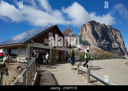Une journée d'automne ensoleillée sur le col de Sella, avec une vue sur la chaîne de montagnes Sella au loin. Dolomites italiennes, Bolzano, Italie. Banque D'Images