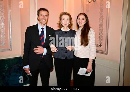 Philip Kiril Prinz von Preußen, Sibylle Prinzessin von Preußen und Johanna Prinzessin von Preußen BEI der Gala der Europäischen Kulturwerkstatt EKW Ein Lied geht um die Welt und der Verleihung des Prinz von Preußen Preises 2024 an Armin Mueller-Stahl im Konzerthaus am Gendarmenmarkt. Berlin, 06.10.2024 *** Philip Kiril Prince de Prusse, Sibylle Princesse de Prusse et Jeanne Princesse de Prusse au gala de l'Atelier culturel européen EKW Ein Lied geht um die Welt et à la remise du Prix Prince de Prusse 2024 à Armin Mueller Stahl au Konzerthaus am Gendarmenmarkt Berlin, Banque D'Images