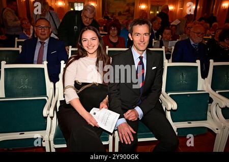 Johanna Prinzessin von Preußen und Vater Philip Kiril Prinz von Preußen BEI der Gala der Europäischen Kulturwerkstatt EKW Ein lied geht um die Welt und der Verleihung des Prinz von Preußen Preises 2024 an Armin Mueller-Stahl im Konzerthaus am Gendarmenmarkt. Berlin, 06.10.2024 *** Johanna Princesse de Prusse et le père Philip Kiril Prince de Prusse au gala de l'Atelier culturel européen EKW Une chanson fait le tour du monde et remise du Prix Prince de Prusse 2024 à Armin Mueller Stahl au Konzerthaus am Gendarmenmarkt Berlin, 06 10 2024 Foto:XM.xWehnertx/xFuturexImagex gala Banque D'Images