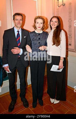 Philip Kiril Prinz von Preußen, Sibylle Prinzessin von Preußen und Johanna Prinzessin von Preußen BEI der Gala der Europäischen Kulturwerkstatt EKW Ein Lied geht um die Welt und der Verleihung des Prinz von Preußen Preises 2024 an Armin Mueller-Stahl im Konzerthaus am Gendarmenmarkt. Berlin, 06.10.2024 *** Philip Kiril Prince de Prusse, Sibylle Princesse de Prusse et Jeanne Princesse de Prusse au gala de l'Atelier culturel européen EKW Ein Lied geht um die Welt et à la remise du Prix Prince de Prusse 2024 à Armin Mueller Stahl au Konzerthaus am Gendarmenmarkt Berlin, Banque D'Images