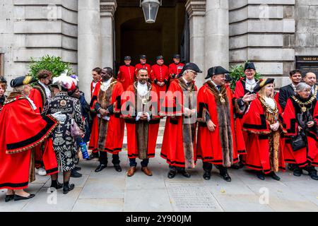 Divers maires de Londres, Pearly Kings et Queens et les retraités de Chelsea posent pour des photos devant l'église St Mary le Bow (église Bow Bells) Londres, Royaume-Uni. Banque D'Images