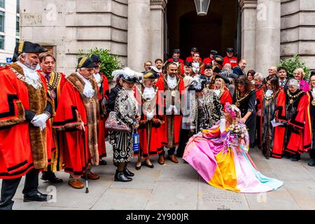 Divers maires de Londres, Pearly Kings et Queens et les retraités de Chelsea posent pour des photos devant l'église St Mary le Bow (église Bow Bells) Londres, Royaume-Uni. Banque D'Images