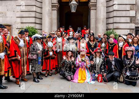 Divers maires de Londres, Pearly Kings et Queens et les retraités de Chelsea posent pour des photos devant l'église St Mary le Bow (église Bow Bells) Londres, Royaume-Uni. Banque D'Images