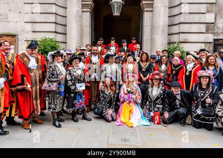 Divers maires de Londres, Pearly Kings et Queens et les retraités de Chelsea posent pour des photos devant l'église St Mary le Bow (église Bow Bells) Londres, Royaume-Uni. Banque D'Images