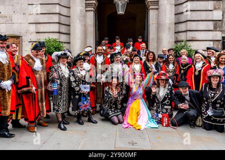 Divers maires de Londres, Pearly Kings et Queens et les retraités de Chelsea posent pour des photos devant l'église St Mary le Bow (église Bow Bells) Londres, Royaume-Uni. Banque D'Images