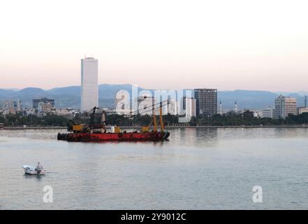 Mersin, Turquie. 07 octobre 2024. Un plan de Mersin, Turquie, le 7 octobre 2024. En raison des ressortissants libanais fuyant les ports du Liban vers la Turquie, les autorités portuaires de Mersin organisent des navires à destination/en provenance du Liban. En raison de la guerre en cours, de nombreuses compagnies aériennes n'opèrent plus au Liban et l'aéroport de Beyrouth est souvent fermé. (Photo par Elisa Gestri/Sipa USA) crédit : Sipa USA/Alamy Live News Banque D'Images