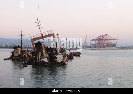 Mersin, Turquie. 07 octobre 2024. Le port de Mersin, Turquie, le 7 octobre 2024. En raison des ressortissants libanais fuyant les ports du Liban vers la Turquie, les autorités portuaires de Mersin organisent des navires à destination/en provenance du Liban. En raison de la guerre en cours, de nombreuses compagnies aériennes n'opèrent plus au Liban et l'aéroport de Beyrouth est souvent fermé. (Photo par Elisa Gestri/Sipa USA) crédit : Sipa USA/Alamy Live News Banque D'Images