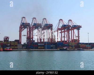 Mersin, Turquie. 07 octobre 2024. Le port de Mersin, Turquie, le 7 octobre 2024. En raison des ressortissants libanais fuyant les ports du Liban vers la Turquie, les autorités portuaires de Mersin organisent des navires à destination/en provenance du Liban. En raison de la guerre en cours, de nombreuses compagnies aériennes n'opèrent plus au Liban et l'aéroport de Beyrouth est souvent fermé. (Photo par Elisa Gestri/Sipa USA) crédit : Sipa USA/Alamy Live News Banque D'Images