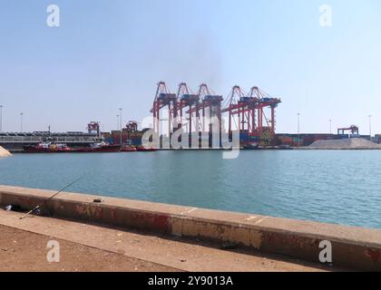 Mersin, Turquie. 07 octobre 2024. Le port de Mersin, Turquie, le 7 octobre 2024. En raison des ressortissants libanais fuyant les ports du Liban vers la Turquie, les autorités portuaires de Mersin organisent des navires à destination/en provenance du Liban. En raison de la guerre en cours, de nombreuses compagnies aériennes n'opèrent plus au Liban et l'aéroport de Beyrouth est souvent fermé. (Photo par Elisa Gestri/Sipa USA) crédit : Sipa USA/Alamy Live News Banque D'Images