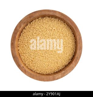 couscous sec dans un bol en bois isolé sur fond blanc avec chemin de découpage Banque D'Images