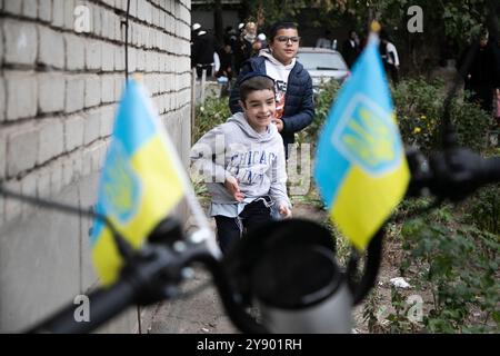 UMAN, UKRAINE - 2 OCTOBRE 2024 - deux garçons sont dans la rue alors que les pèlerins hassidiques célèbrent Rosh Hashana ou le nouvel an, Uman, région de Tcherkasy, au centre de l'Ukraine. Banque D'Images