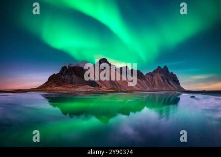 Célèbres montagnes Stokksnes sur le cap Vestrahorn en Islande sous un ciel incroyable avec des aurores boréales. Aurore boréale. Lumières polaires. Photographie de paysage Banque D'Images