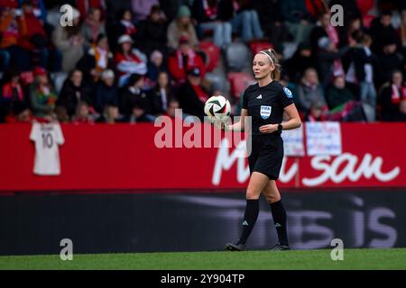 Schiedsrichterin Fabienne Michel, GER, FC Bayern Muenchen vs 1. FC Koeln, Fussball Google Pixel Frauen Bundesliga, 5. Spieltag, saison 2024/2025, 05.10.2024 la réglementation DFB interdit toute utilisation de photographies comme séquences d'images et/ou quasi-vidéo Foto : Eibner-Pressefoto/Michael Memmler Banque D'Images