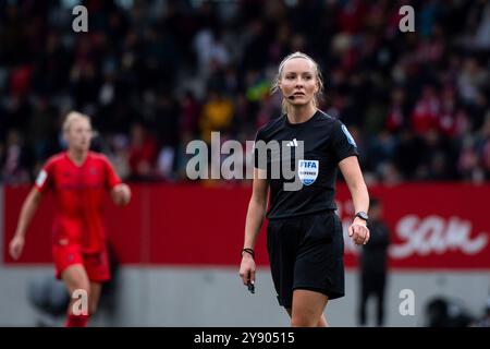 Schiedsrichterin Fabienne Michel, GER, FC Bayern Muenchen vs 1. FC Koeln, Fussball Google Pixel Frauen Bundesliga, 5. Spieltag, saison 2024/2025, 05.10.2024 la réglementation DFB interdit toute utilisation de photographies comme séquences d'images et/ou quasi-vidéo Foto : Eibner-Pressefoto/Michael Memmler Banque D'Images