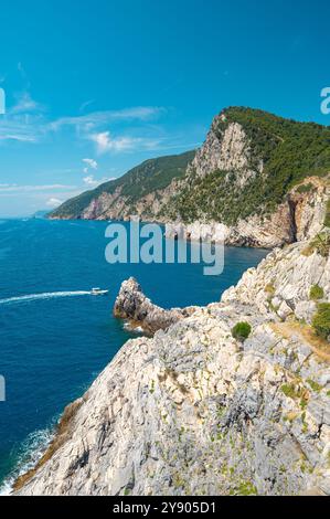 Vue panoramique sur la côte rocheuse des Cinque Terre près de la Spezia, Italie Banque D'Images