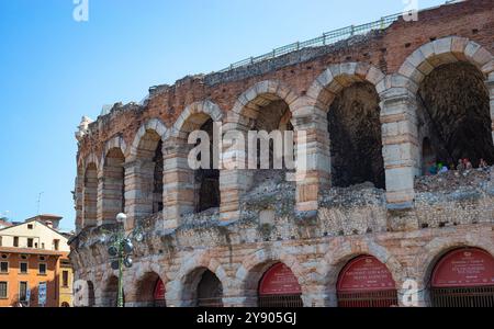 Partie supérieure de la célèbre arène de Vérone dans la ville historique de Vérone, au nord de l'Italie Banque D'Images