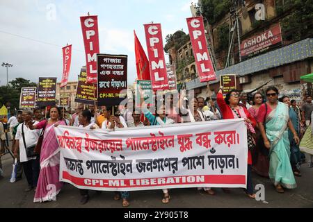 Manifestation du 7 octobre à Kolkata, Inde des membres du Parti communiste indien manifestent pour appeler à la fin du conflit à Gaza entre Israël et le Hamas, à Kolkata, en Inde, le 7 octobre 2024. Marquant le premier anniversaire de l’attaque menée par le Hamas contre Israël, qui a déclenché la guerre en cours à Gaza, les gens du monde entier ont organisé des veillées, des cérémonies et des manifestations le 7 octobre. L’attaque, qui a eu lieu le 7 octobre 2023, a fait environ 1 200 morts et 250 otages pris à Gaza, selon des rapports israéliens. Pendant ce temps, les autorités sanitaires palestiniennes rapportent que près de 42 000 personnes y sont entrées Banque D'Images