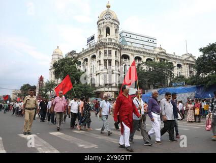 Manifestation du 7 octobre à Kolkata, Inde des membres du Parti communiste indien manifestent pour appeler à la fin du conflit à Gaza entre Israël et le Hamas, à Kolkata, en Inde, le 7 octobre 2024. Marquant le premier anniversaire de l’attaque menée par le Hamas contre Israël, qui a déclenché la guerre en cours à Gaza, les gens du monde entier ont organisé des veillées, des cérémonies et des manifestations le 7 octobre. L’attaque, qui a eu lieu le 7 octobre 2023, a fait environ 1 200 morts et 250 otages pris à Gaza, selon des rapports israéliens. Pendant ce temps, les autorités sanitaires palestiniennes rapportent que près de 42 000 personnes y sont entrées Banque D'Images