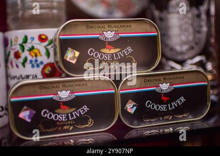 Boîtes de foie d'oie hongroise originales dans la vitrine du magasin Banque D'Images