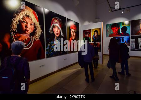 Exposition des photographies emblématiques du photographe du National Geographic Steve McCurry au Palais d'Art Mucsarnok à Budapest, Hongrie Banque D'Images