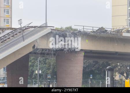 Abriss der Carolabrücke in Dresde Nach dem Teileinsturz der Carolabrücke wurde mit den Abrissarbeiten auf der Altstädter Seite begonnen. Dresde Sachsen Deutschland *** démolition du pont Carola à Dresde suite à l'effondrement partiel du pont Carola, les travaux de démolition ont commencé du côté de la vieille ville Dresde Saxe Allemagne Banque D'Images