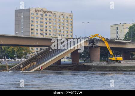 Abriss der Carolabrücke in Dresde Nach dem Teileinsturz der Carolabrücke wurde mit den Abrissarbeiten auf der Altstädter Seite begonnen. Dresde Sachsen Deutschland *** démolition du pont Carola à Dresde suite à l'effondrement partiel du pont Carola, les travaux de démolition ont commencé du côté de la vieille ville Dresde Saxe Allemagne Banque D'Images