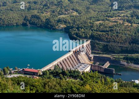 Vue sur le lac Perucac avec barrage hydroélectrique sur la rivière Drina en Serbie. Banque D'Images