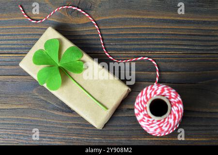 Composition de Noël avec cadeau de Noël emballé décoré avec feuille de trèfle Banque D'Images