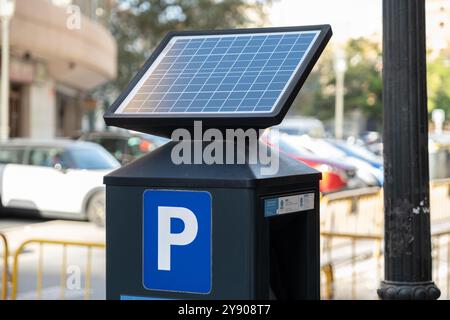 Parcmètre urbain alimenté par panneau solaire Banque D'Images