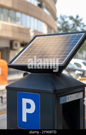 Parcmètre urbain alimenté par panneau solaire Banque D'Images