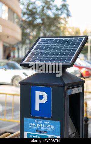 Parcmètre urbain alimenté par panneau solaire Banque D'Images