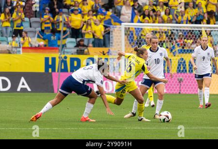 Gothenburg, Suède, 16 juillet 2024. Filippa Angeldahl avec le ballon pour la Suède contre l'Angleterre Alessia Russo en match de qualification pour L'EURO 2025. Banque D'Images