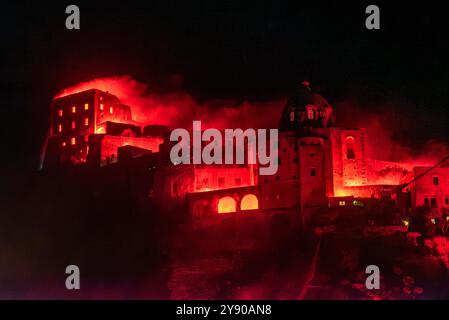 À Ischia Ponte, sur l'île d'Ischia, chaque été, le jour de Sant'Anna, un spectacle spectaculaire imite l'incendie du château aragonais. Banque D'Images