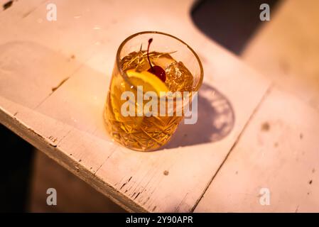 Le 'Old Fashioned', parmi les cocktails les plus importants au monde. Bourbon, sucre, angoisse, une tranche d'orange, une cerise. Banque D'Images