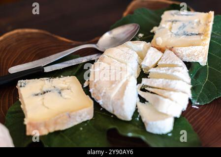 L'assiette en bois de fromages mélangés, une tradition à l'apéritif italien, Banque D'Images