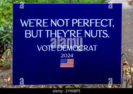 Un panneau de cour démocratique de l'année présidentielle 2024 déclarant : « nous ne sommes pas parfaits, mais ce sont des noix. » Cette phrase de 2012 est attribuée au démocrate Barney Frank Banque D'Images