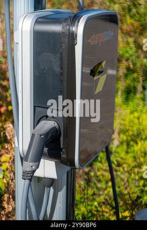 Worcester, Angleterre, Royaume-Uni-septembre 17 2024 : un point de charge EV, debout à l'extérieur, prêt à l'emploi, à un emplacement de charge de véhicule électrique public, dans un chemin de fer Banque D'Images