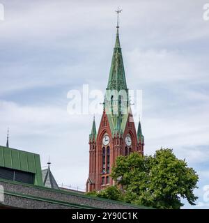 Tour de l'horloge de l'église Johanneskirken en brique rouge à Bergen en Norvège Banque D'Images