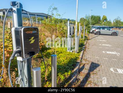 Worcester, Angleterre, Royaume-Uni-septembre 17 2024 : un point de charge EV, debout à l'extérieur, prêt à l'emploi, à un emplacement de charge de véhicule électrique public, dans un chemin de fer Banque D'Images