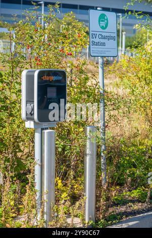 Worcester, Angleterre, Royaume-Uni-septembre 17 2024 : un point de charge EV, debout à l'extérieur, prêt à l'emploi, à un emplacement de charge de véhicule électrique public, dans un chemin de fer Banque D'Images