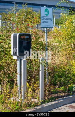 Worcester, Angleterre, Royaume-Uni-septembre 17 2024 : un point de charge EV, debout à l'extérieur, prêt à l'emploi, à un emplacement de charge de véhicule électrique public, dans un chemin de fer Banque D'Images