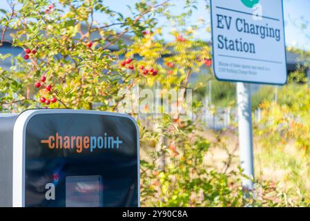 Worcester, Angleterre, Royaume-Uni-septembre 17 2024 : un point de charge EV, debout à l'extérieur, prêt à l'emploi, à un emplacement de charge de véhicule électrique public, dans un chemin de fer Banque D'Images