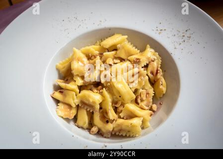 Les ravioli 'pinch', 'ravioli del plin' en langue piémontaise, sont l'un des plats de pâtes les plus typiques de la région du Piémont. Banque D'Images