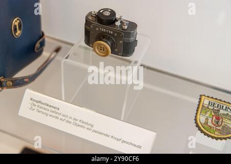 Berlin, Allemagne 1er juin 2009. Caméra de boutonnière du Musée Stasi, la caméra est dans les vêtements. Pour le camouflage, un bouton assorti a été vissé sur le len Banque D'Images
