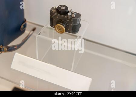 Berlin, Allemagne 1er juin 2009. Caméra de boutonnière du Musée Stasi, la caméra est dans les vêtements. Pour le camouflage, un bouton assorti a été vissé sur le len Banque D'Images