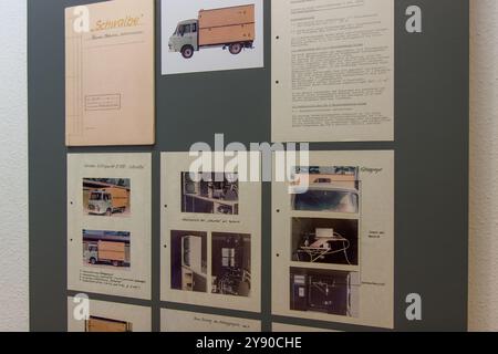 Berlin, Allemagne 1er juin 2009. Dossier comment construire une voiture espion infiltrée avec caméras, microphone et poste de travail, exposée au siège du Musée Stasi. Banque D'Images