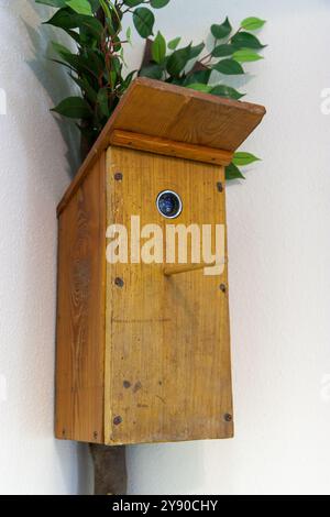 Berlin, Allemagne 1er juin 2009. Stasi Museum, Spy Birdhouse avec caméra, la caméra est cachée dans le nichoir. vous pouvez voir l'objectif. Banque D'Images