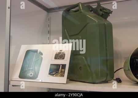 Berlin, Allemagne 1er juin 2009. jerry Can avec caméra intégrée pour espionner les gens de la RDA. Exposé au Musée Stasi Banque D'Images