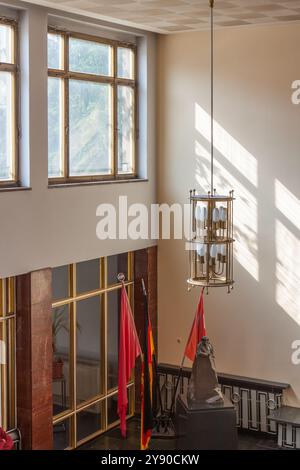 Berlin, Allemagne 1er juin 2009. Stasi Museum Hall avec lustre. Siège social pendant le temps de DDR, maintenant un musée. Banque D'Images