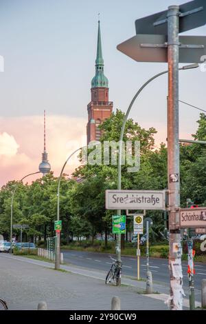 Berlin, Allemagne 1er juin 2009. Paysage urbain Berlin : une rue et la Tour de télévision et l'église Sainte-Marie entourées d'arbres Banque D'Images